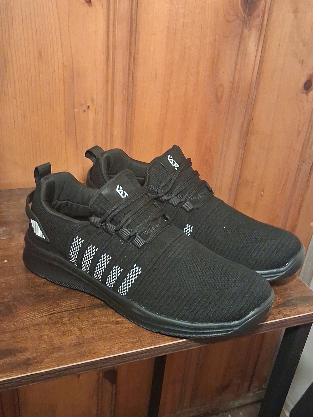 Men's Water Resistanr Black Knit Lace-Up Sneakers